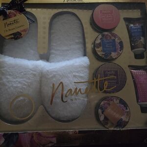 New Nanette Lepore Bath & Body Set with White Slippers